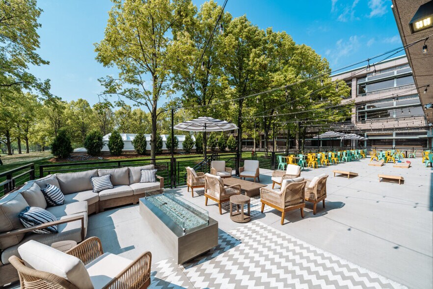 More Photos Of 2000 Center Dr, Hoffman Estates Unknown For Lease