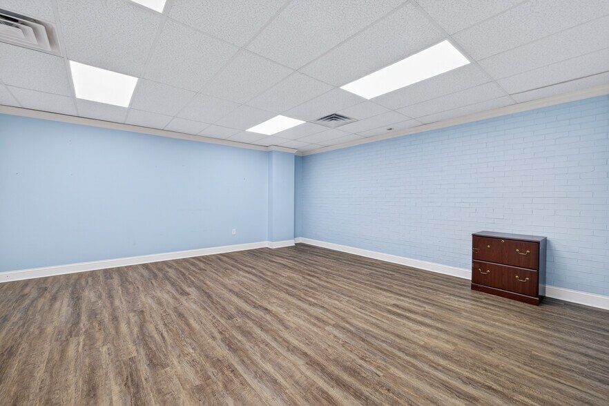 More Photos Of 4109 Robinson St, Covington Freestanding For Sale