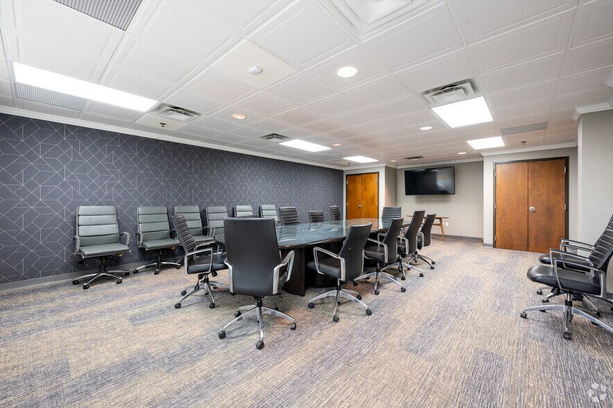 More Photos Of 4701 N Keystone Ave, Indianapolis Office For Sale