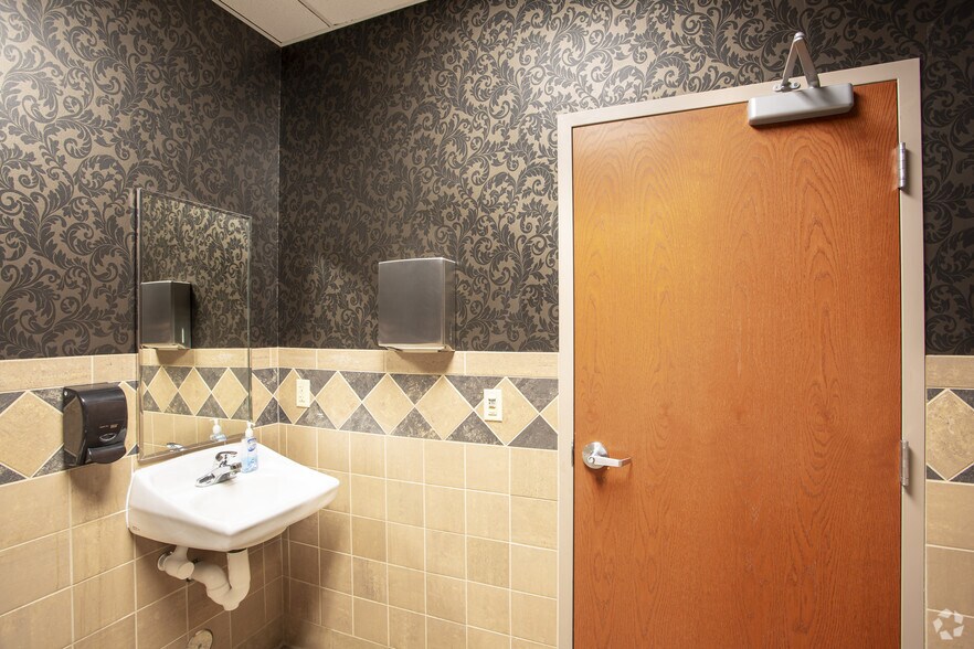 More Photos Of 4013 N Ridge Rd, Wichita Medical For Lease