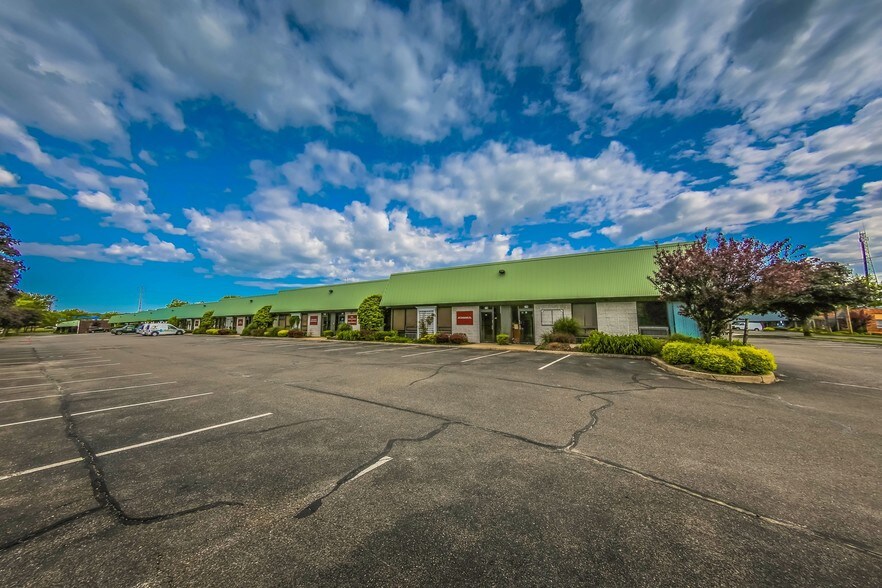 More Photos Of 60-90 Bridge Rd, Islandia Warehouse For Lease