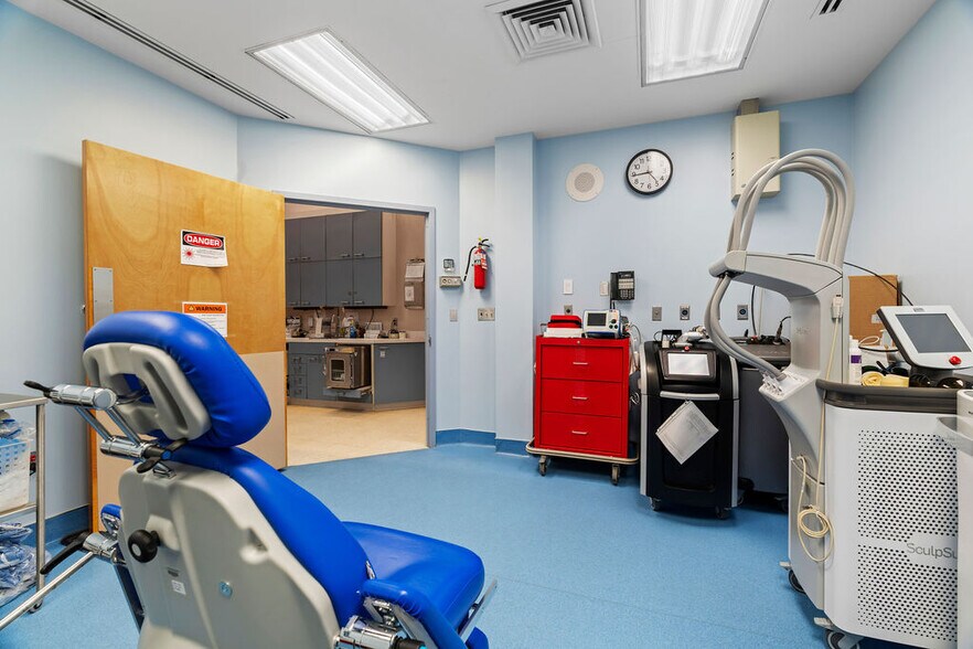 More Photos Of 2777 Hylan Blvd, Staten Island Office For Sale