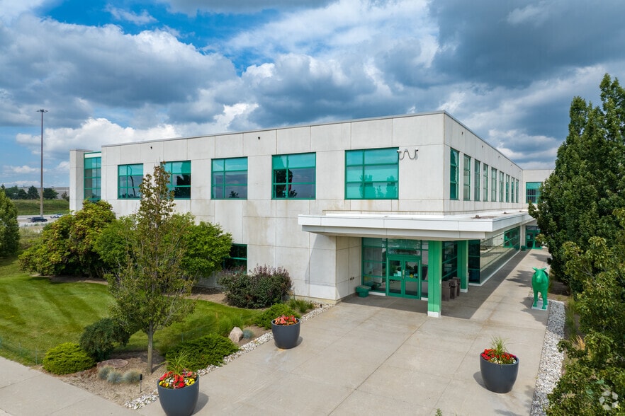 More Photos Of 200 Aviva Park Dr, Vaughan Distribution For Lease