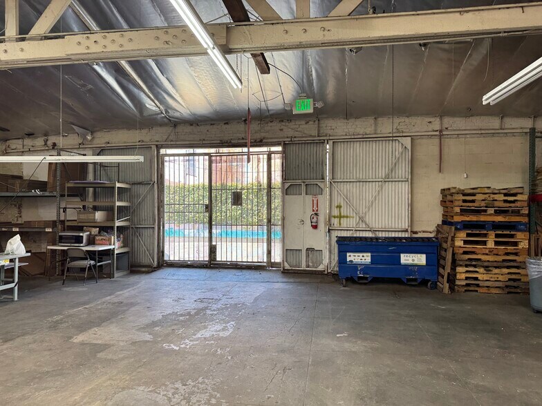 More Photos Of 612 E 12th St, Los Angeles Veterinarian Kennel For Sale