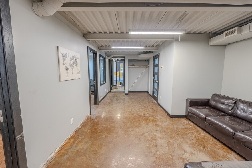 More Photos Of 8295-8305 Creusot Rue, Montréal Warehouse For Sale