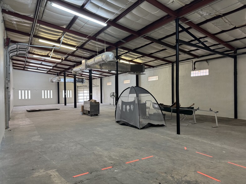More Photos Of 1108 S Flores St, San Antonio Showroom For Lease