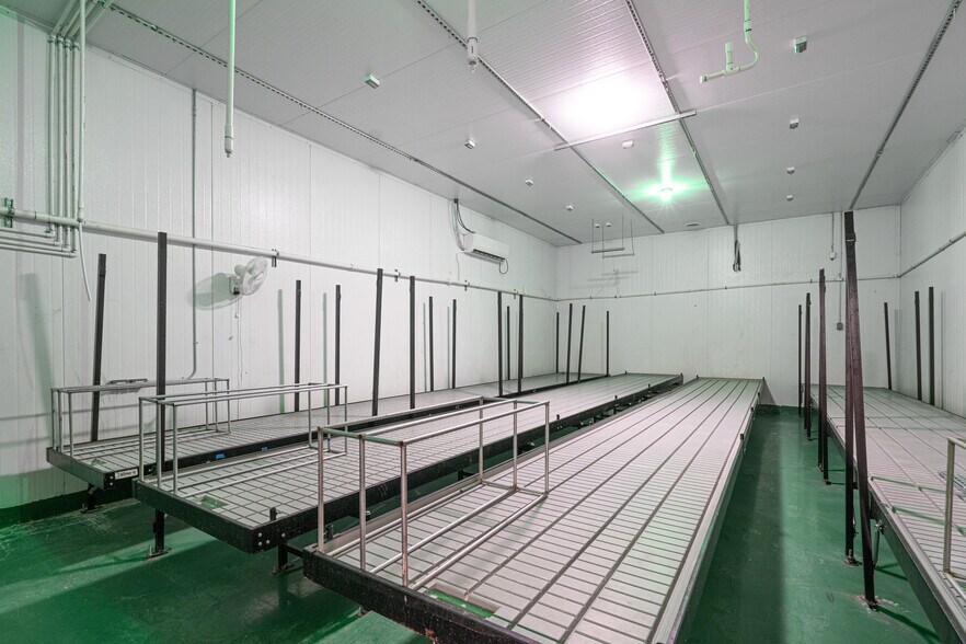 More Photos Of 5885 N Paramount Blvd, Long Beach Warehouse For Sale