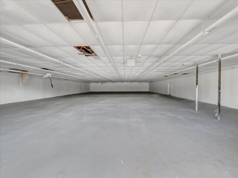 More Photos Of 19276 Hartford St, Edison Freestanding For Sale