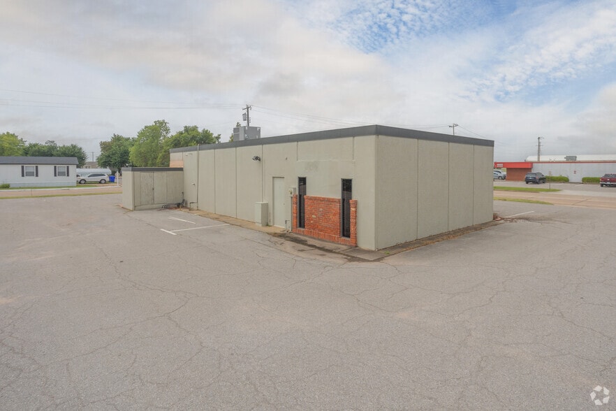 More Photos Of 1811 Industrial Blvd, Norman Light Distribution For Lease