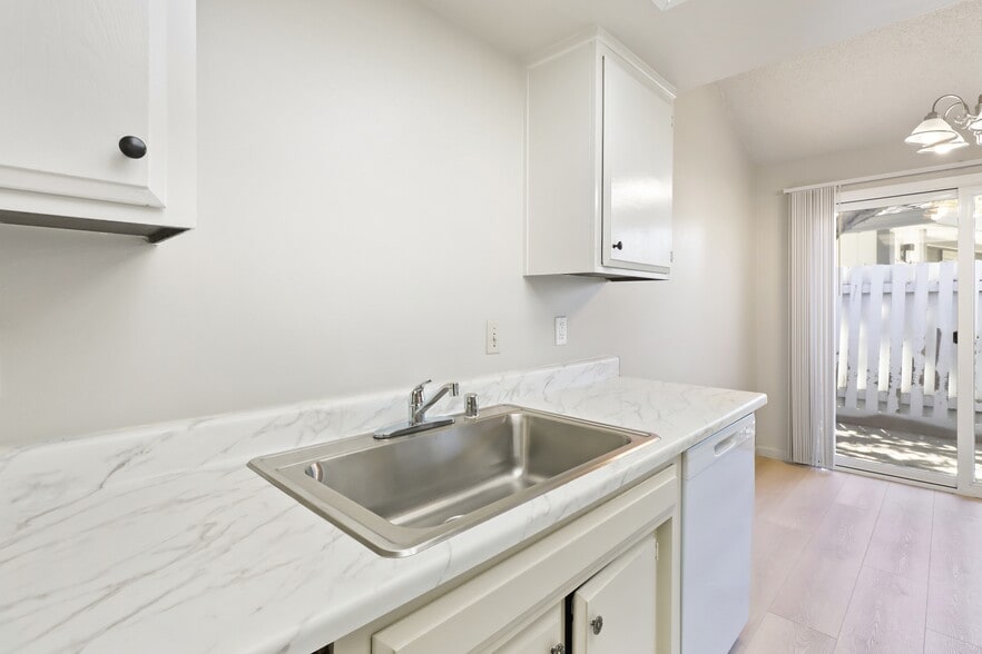 More Photos Of 2316 Villanova Cir, Sacramento Apartments For Sale