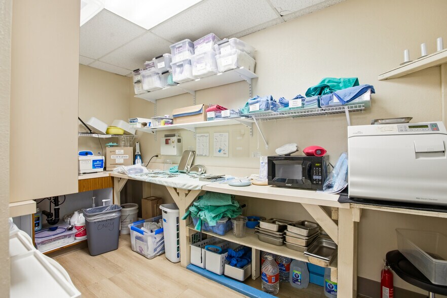 More Photos Of 4254 Eagle Rock Blvd, Los Angeles Veterinarian Kennel For Sale