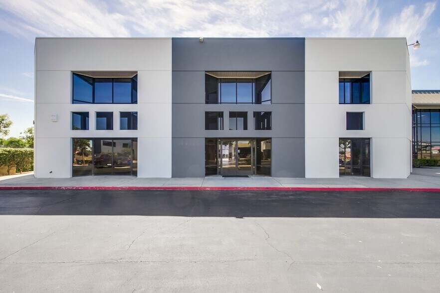 More Photos Of 960 Los Vallecitos Blvd, San Marcos Showroom For Lease
