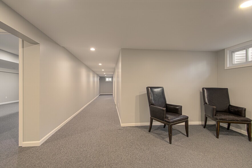 More Photos Of 1600 SW Market St, Lee's Summit Office For Sale