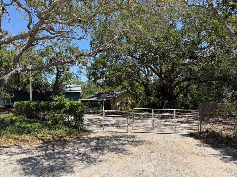 More Photos Of 1867 Douglas Ave, Clearwater Office For Lease