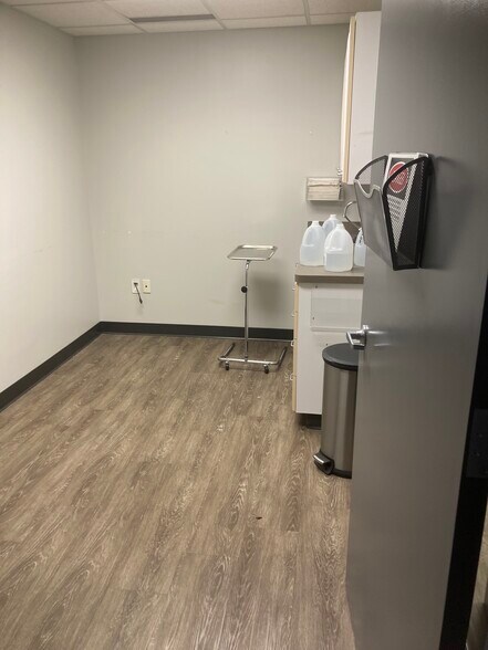 More Photos Of 3510 Clinton Pl, Lawrence Medical For Lease