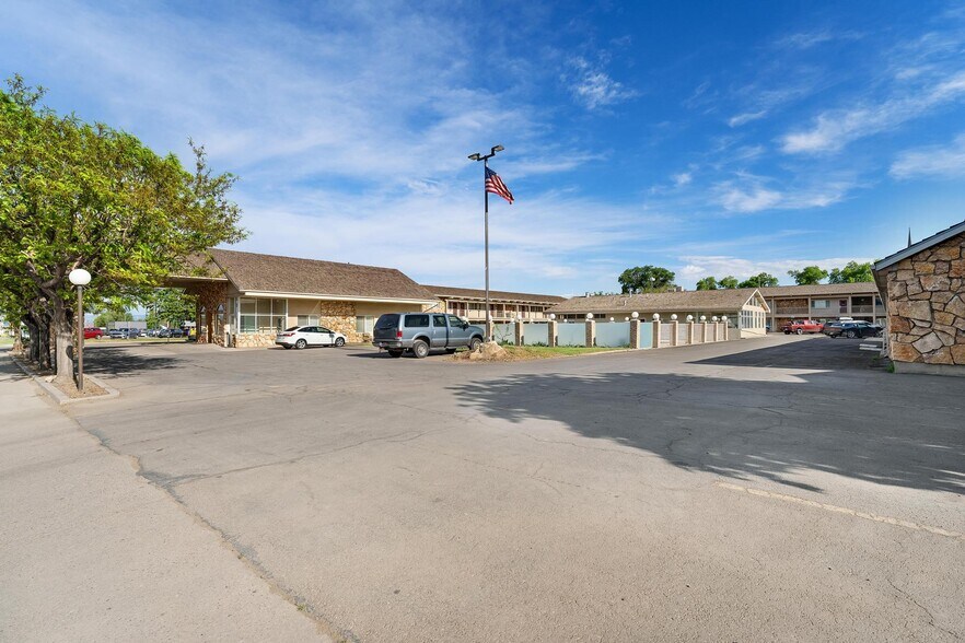More Photos Of 423 W Main St, Vernal Hotel For Sale