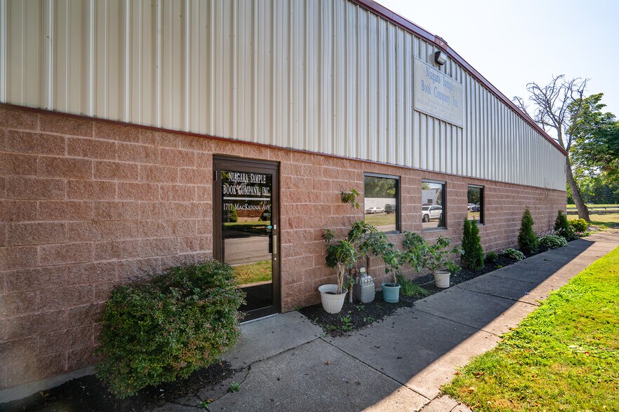 More Photos Of 1717 Mackenna Ave, Niagara Falls Warehouse For Sale
