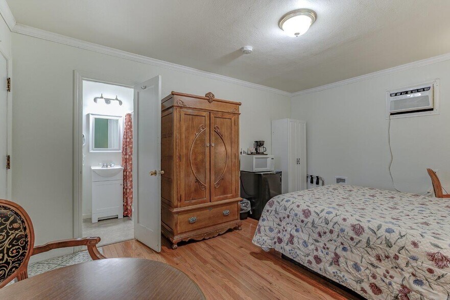 More Photos Of 718 Main St, Weaverville Hotel For Sale