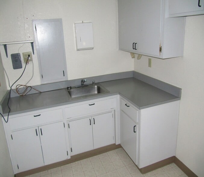 More Photos Of 41769 11th St W, Palmdale Service For Lease