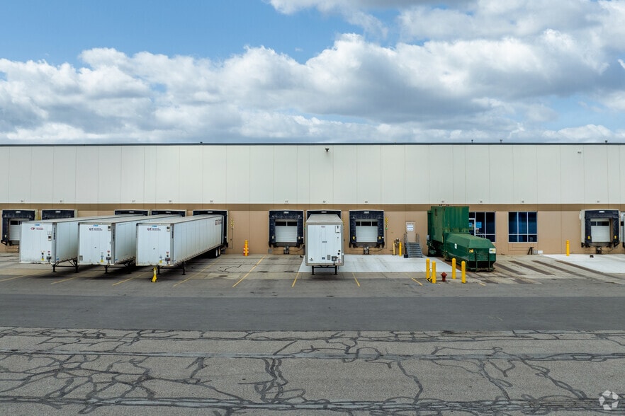 More Photos Of 315 W Silverbell Rd, Orion Warehouse For Lease