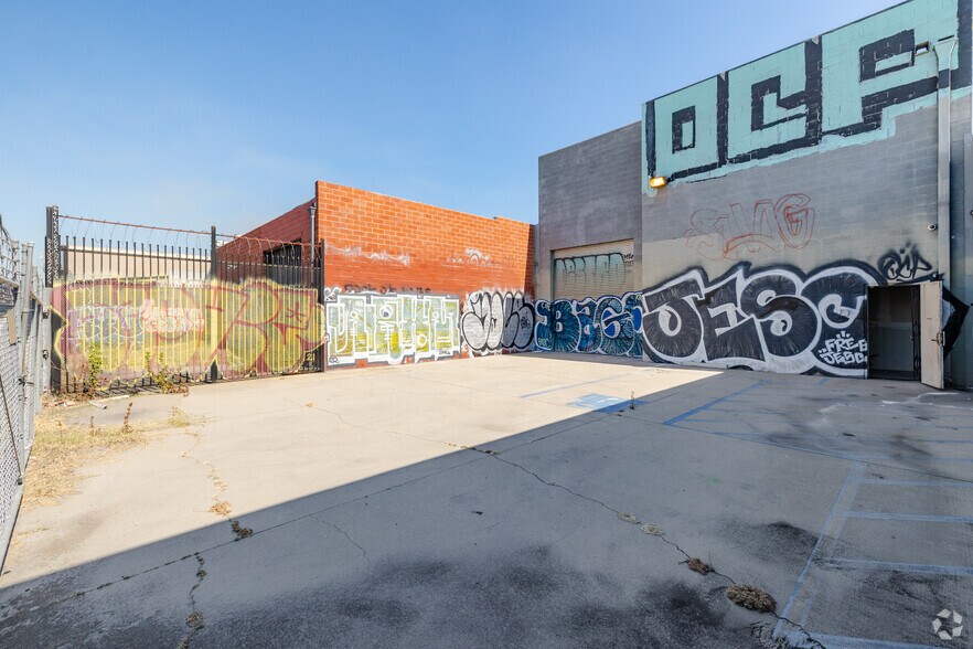 More Photos Of 1364 E 15th St, Los Angeles Warehouse For Sale