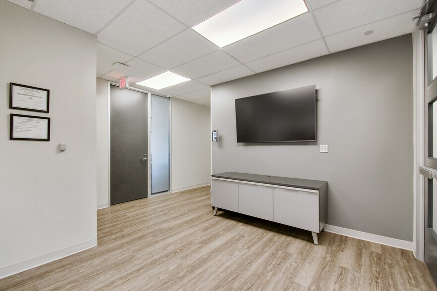 More Photos Of 7411 John Smith, San Antonio Office For Sale