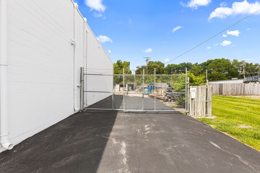 More Photos Of 707 SW 10th St, Blue Springs Warehouse For Sale