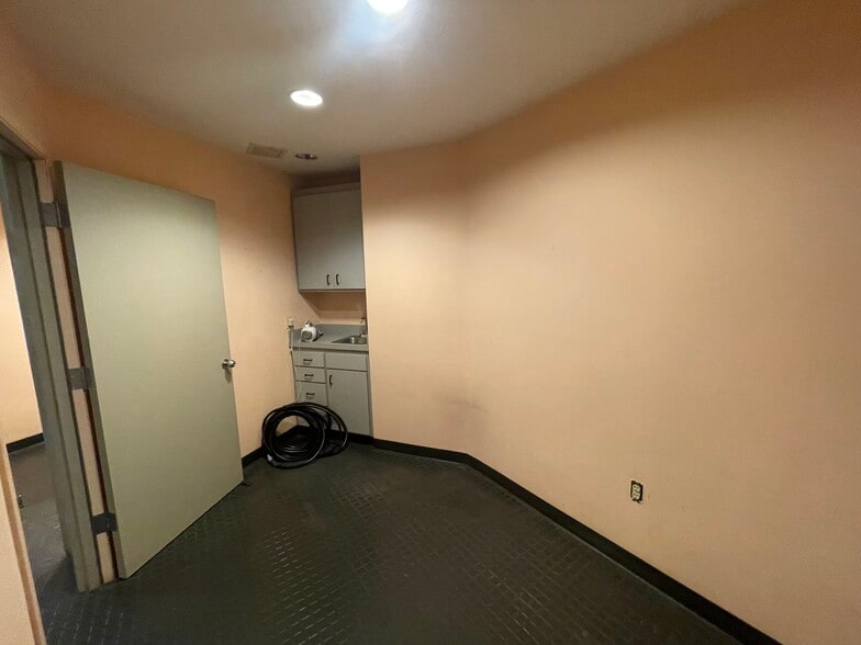 More Photos Of 3519 E Coast Hwy, Corona Del Mar Storefront For Lease