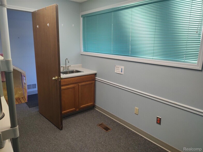 More Photos Of 5154 Miller Rd, Flint Medical For Sale