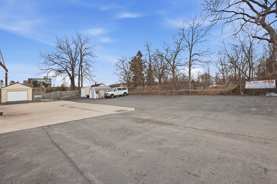 More Photos Of 2910 Louisiana Ave, Niagara Falls General Retail For Sale