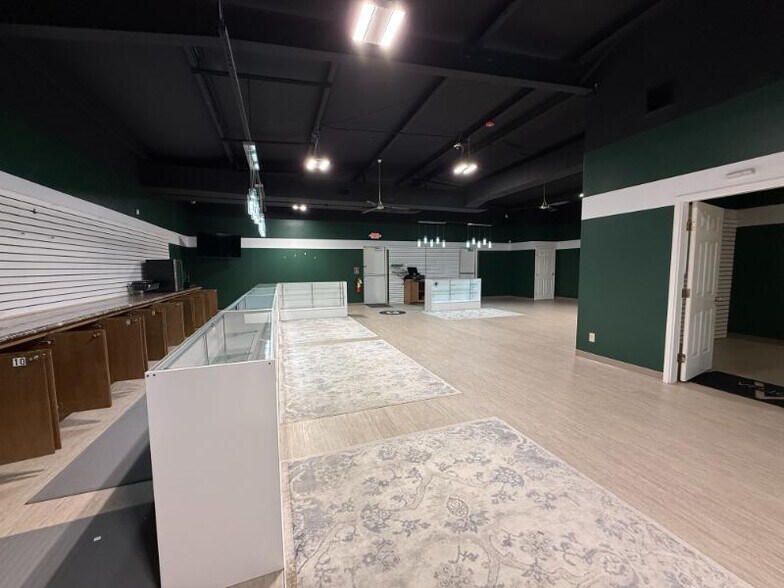 More Photos Of 794 E Main St, Tupelo Showroom For Sale