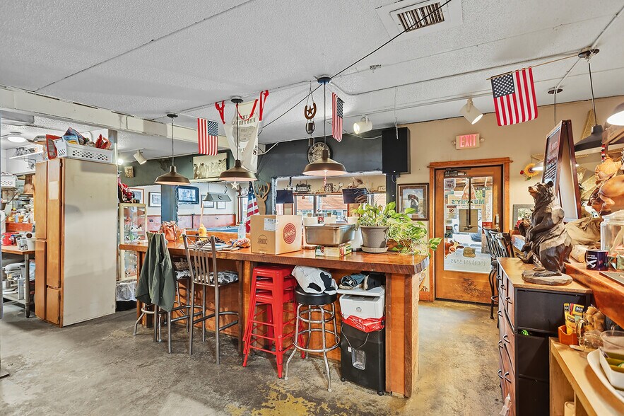 More Photos Of 216 W Steuben St, Cook General Retail For Sale