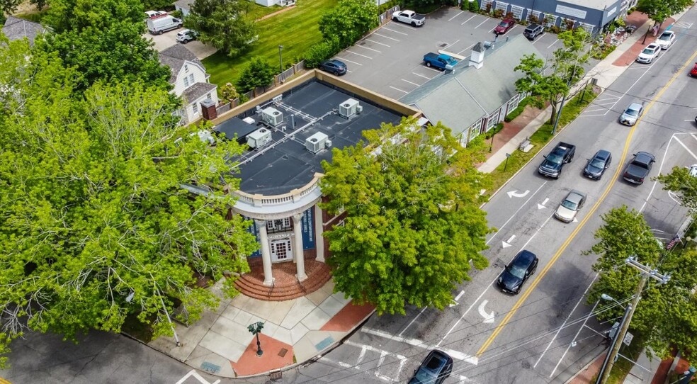 More Photos Of 1 Hampton Rd, Southampton Storefront Retail Office For Sale