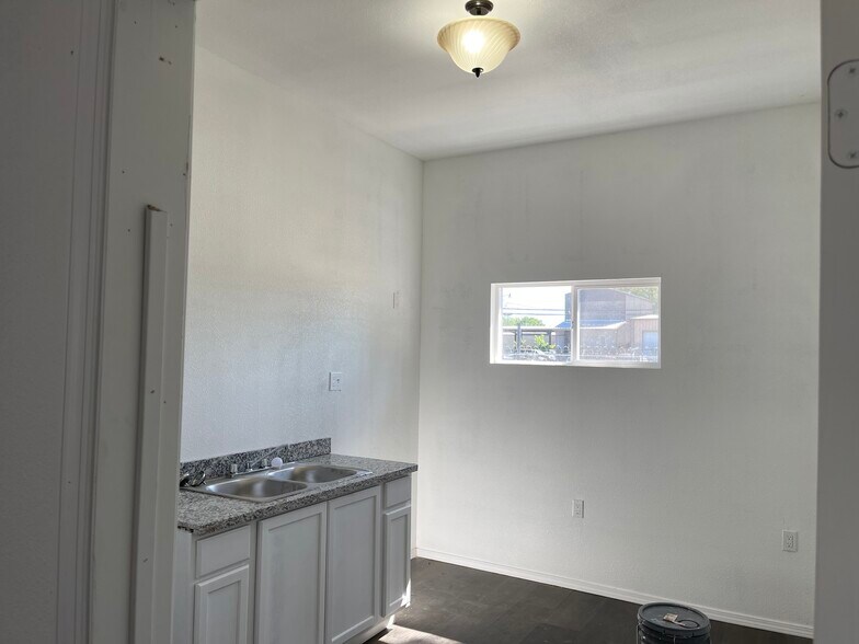 More Photos Of 1222 Frankie St, Houston Warehouse For Sale