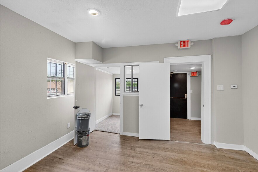 More Photos Of 3818 S Lancaster Rd, Dallas Showroom For Lease
