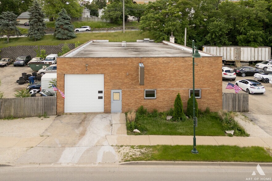 More Photos Of 926 Main St, Lemont Light Distribution For Sale