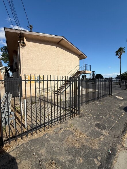 More Photos Of 1700 Lincoln St, Bakersfield Apartments For Sale