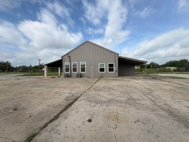 More Photos Of 1500 Simmons Ave, Jourdanton Warehouse For Sale