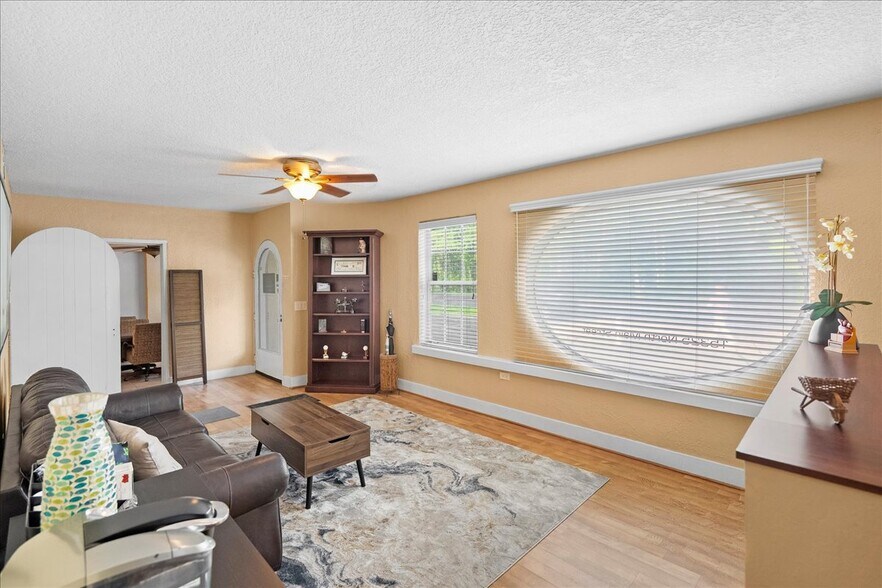 More Photos Of 15325 North Main St, Jacksonville Flex For Sale