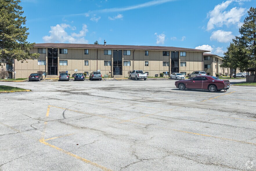 More Photos Of 2610 Marigold Dr, Sauk Village Apartments For Sale