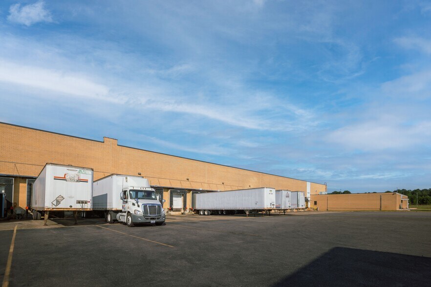 More Photos Of 18400 Fieldcrest Rd, Laurel Hill Distribution For Sale