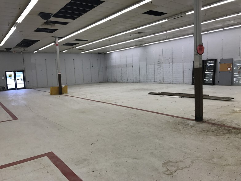 More Photos Of 2041 Douglas Ave, Brewton Supermarket For Lease