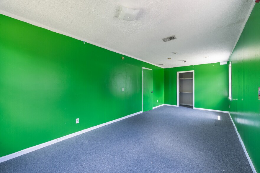 More Photos Of 109 Lisa Dr, Lexington Daycare Center For Sale