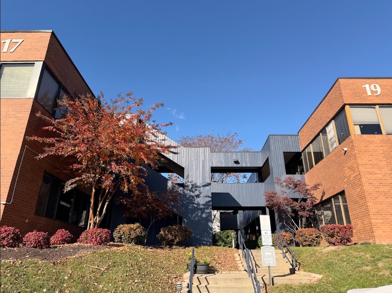 More Photos Of 17 Fontana Ln, Rosedale Office For Sale