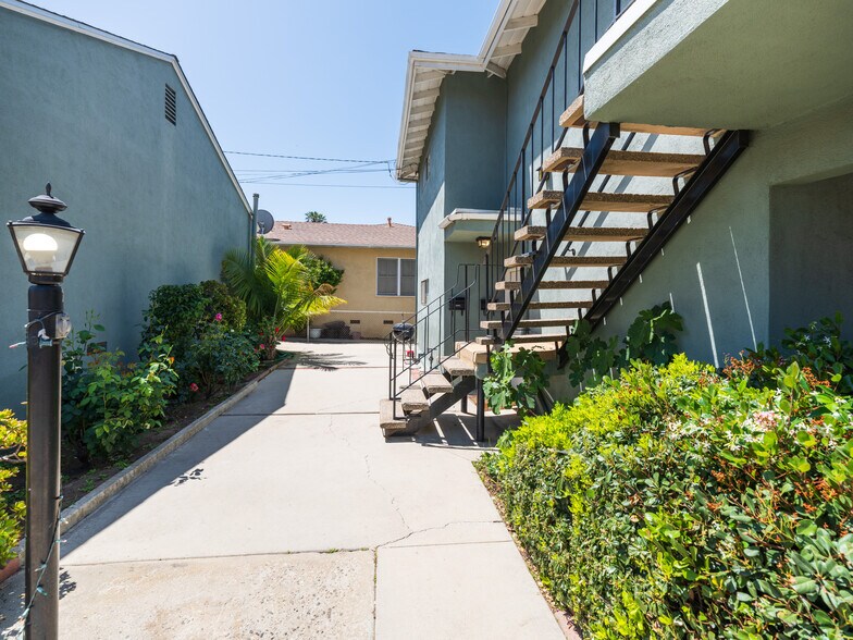 More Photos Of 10427 Oro Vista Ave, Sunland Apartments For Sale