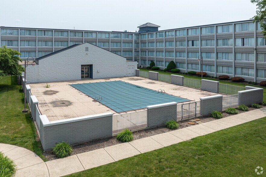More Photos Of 411 S Larkin Ave, Joliet Hotel For Sale