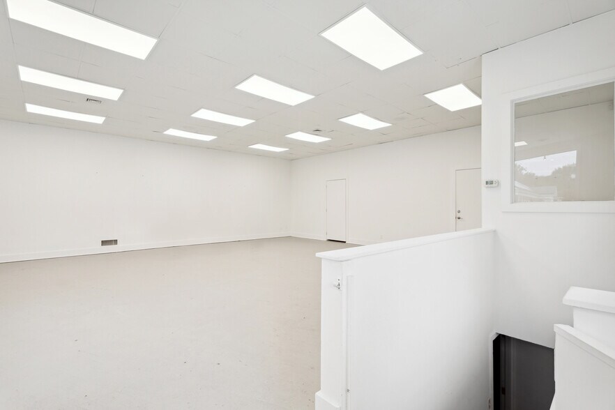 More Photos Of 53 The Circle, East Hampton Storefront For Lease