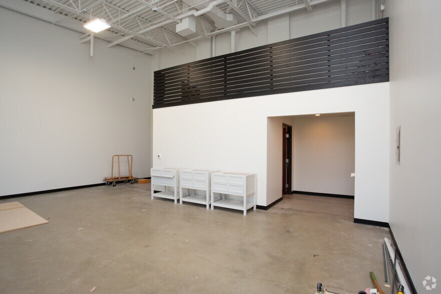 More Photos Of 2307 Thornton Rd, Austin Flex For Lease