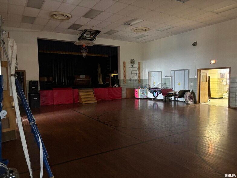 More Photos Of 1850 S Bluff Blvd, Clinton Schools For Sale