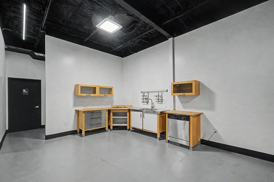 More Photos Of 6115 Skyline Dr, Houston Warehouse For Lease